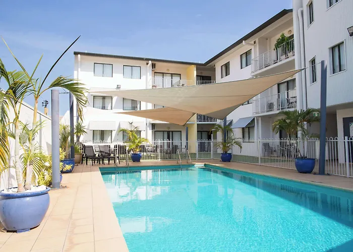 Hotel with pool: Metro Advance Apartments & Hotel